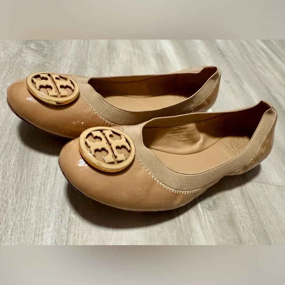 Tory Burch Caroline Nude Tan Patent Leather Ballerina Flats Sleepies Logo Size 8